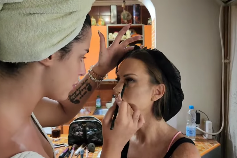 Jovana šminka Suzanu