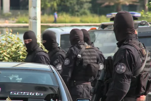 "KAVČANI" I "ŠKALJARCI" NA UDARU POLICIJE! Oduzeta im veća količina oružja!