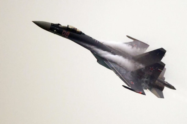 POTPUNI HAOS U VAZDUHU: Tri američka drona zaletela se u ruski SU-35!