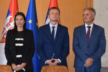 MINISTARKA VUJOVIĆ POTPISALA UGOVOR! Tokom leta počinje izgradnja najsavremenijeg regionalnog i reciklažnog centra u opštini Ub