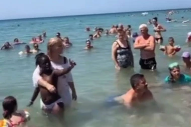 SVI SU OVE SRBE GLEDALI U ČUDU! Zbog onoga što su uradili usred mora na Halkidikiju društvene mreže GORE (VIDEO)