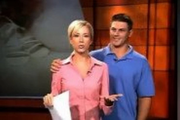 ČITALA JE VESTI A ONDA SE POJAVIO ON: Voditeljka zanemela u programu uživo, pokrila lice od stida a gledaoci oduševljeni (VIDEO)