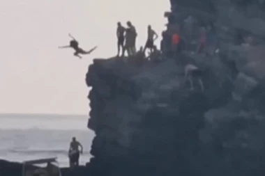 MOGLA JE DA POSTANE INVALID! Devojka se na crnogorskom primorju iz mladalačke ludosti bacila na OŠTRE STENE - drugari je bodrili! (VIDEO)