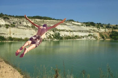 "UDARIO JE GLAVOM U STENU I PAO U VODU" Jeziva ispovest svedoka sa Bešenovačkog jezera: JEDAN SE UTOPIO, DRUGI ZADOBIO TEŠKE TELESNE POVREDE!