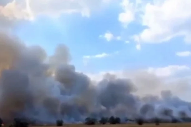 STRAVIČAN POŽAR NA KRIMU: Posle ukrajinskog napada GORI SKLADIŠTE MUNICIJE, autoput zatvoren, Rusi evakuišu ČETIRI SELA (VIDEO)