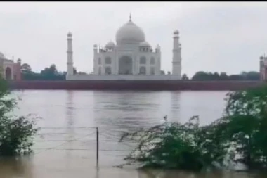 POPLAVA PRETI TADŽ MAHALU: Reka Jamuna dostigla istorijski nivo, voda došla do zidina legendarnog spomenika (VIDEO)