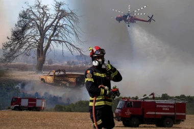 IZVRŠENA NAJVEĆA EVAKUACIJA IKADA U GRČKOJ! Izbila 64 nova šumska požara, vatra bukti na Krfu, Rodosu, Eviji