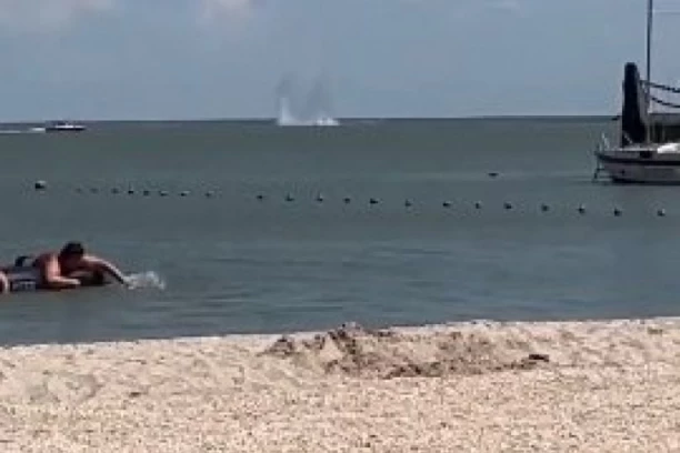 BRČKALI SU SE U PLIĆAKU, A ONDA OSTALI U ŠOKU: Tik pored njih proleteo je vojni avion i SRUŠIO SE U MORE! Usledila je trka za život pilota! (VIDEO)