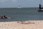 BRČKALI SU SE U PLIĆAKU, A ONDA OSTALI U ŠOKU: Tik pored njih proleteo je vojni avion i SRUŠIO SE U MORE! Usledila je trka za život pilota! (VIDEO)