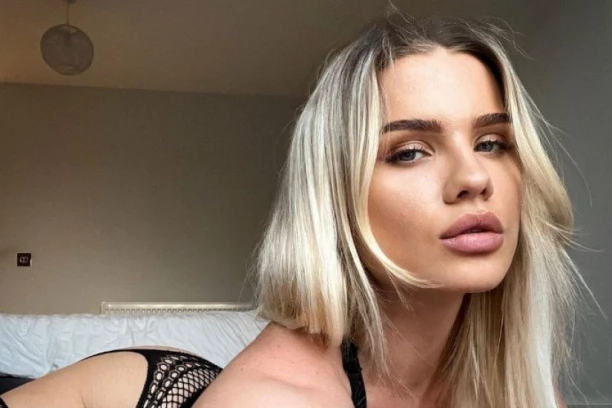 NIJE ZA ONE SA SLABIM SRCEM! Takmičarka POBEDILA u boksu, a onda PODIGLA majicu! Sevnule GOLE grudi! HIT! (VIDEO)