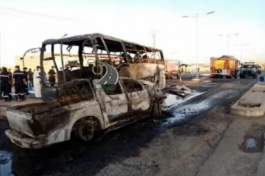UŽAS! ŽIVI IZGORELI: Stravična nesreća u Alžiru, 34 osobe stradale u požaru posle sudara automobila i autobusa (UZNEMIRUJUĆI VIDEO)