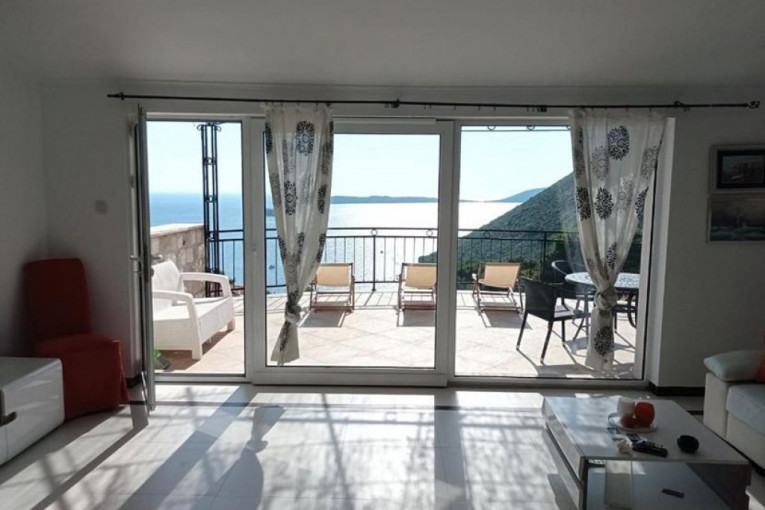 Nina Janković iznajmila vilu u Crnoj Gori