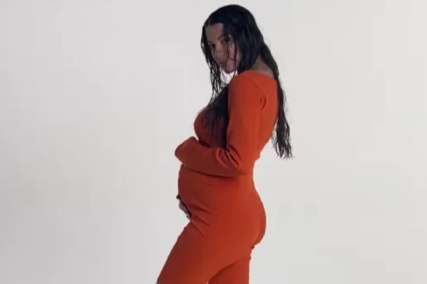 TRUDNA VODITELJKA ZAPALILA INSTAGRAM: Pozirala u minijaturnom kupaćem kostimu, ovakvu je nikada pre nismo videli!