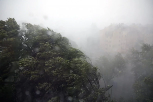 OLUJA POGODILA SOMBOR! Namrčilo se nebo, vetar nosi SVE pre sobom, apokaliptične scene širom zemlje! (VIDEO)
