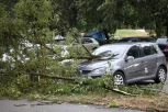 DRVO VAM JE UNIŠTILO AUTO TOKOM OLUJE? Evo šta da radite i kome da se obratite za nadoknadu štete