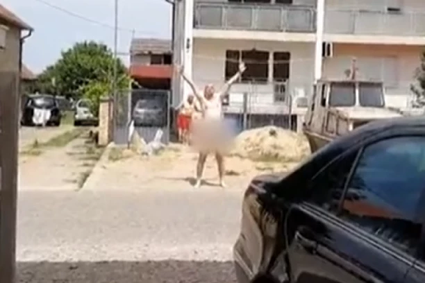 POTPUNO NAG ČOVEK PRAVI HAOS U BEOGRADSKOM NASELJU! Mumla čudne reči i izvodi bizarne pokrete - građani u strahu, reagovala hitna pomoć! (VIDEO)