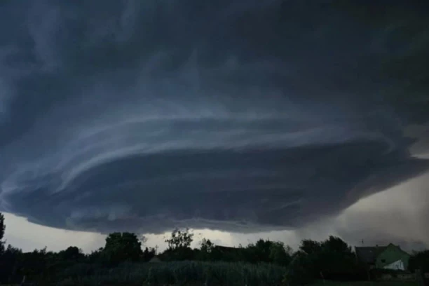 SUPERĆELIJSKA OLUJA POKOSILA VOJVODINU SLEDEĆI NA UDARU BEOGRAD! Orkanski vetar nosi sve pred sobom, odjekuju gromovi - BOŽE POMOZI! (FOTO/VIDEO)