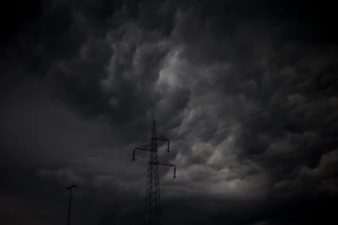 SUPEROLUJA SAVILA METALNI KROV KAO DA JE OD PLASTELINA! Scena tako jeziva i nadrealna da su je nazvali "UMETNOST LA TORNADA"! (FOTO/VIDEO)