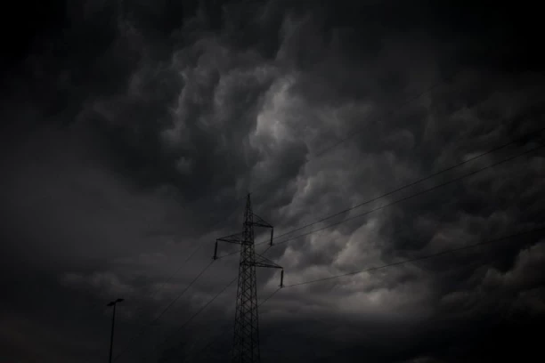 SUPEROLUJA SAVILA METALNI KROV KAO DA JE OD PLASTELINA! Scena tako jeziva i nadrealna da su je nazvali "UMETNOST LA TORNADA"! (FOTO/VIDEO)