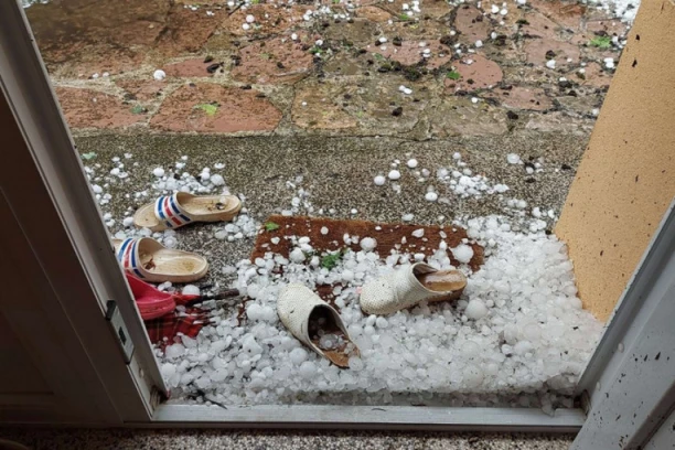 NEVREME POKOSILO SLOVENIJU! Jak vetar lomio krovove i čupao drveće, evo KAD se očekuje stabilizacija! (FOTO)