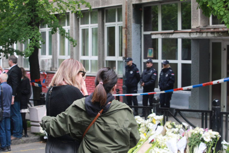 Tužni građani ispred škole u Beogradu