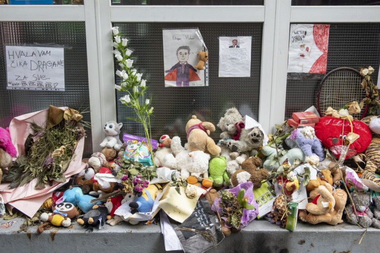 Cveće i igračke ispred beogradske škole