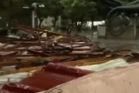 LETE STOLICE I SUNCOBRANI, KAFIĆI UNIŠTENI! Oluja napravila haos u centru Rume - iščupala krov sa Kulturnog centra! (VIDEO)