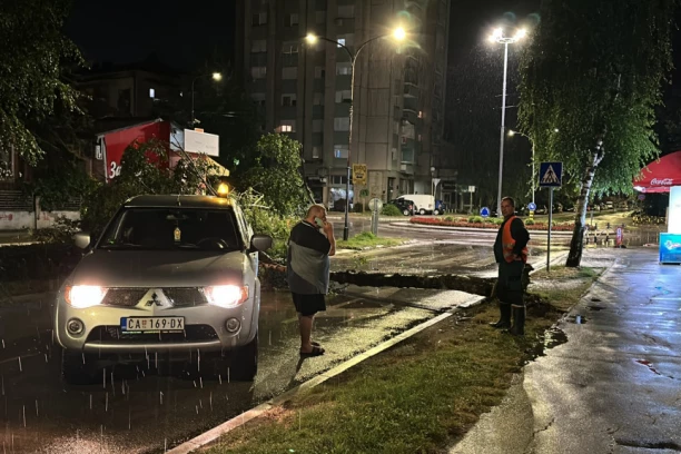 OSTALI ZAGLAVLJENI U PREVRNUTIM KUĆICAMA ZA NAPLATU PARKINGA: Superćelijska oluja paralisala Kragujevac - ljudi bili zarobljeni, snimci su JEZIVI (FOTO)