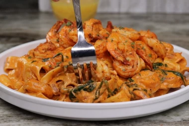 RECEPT ZA TESTENINU SA MORSKIM PLODOVIMA: Jednostavno jelo koje je idealno za letnji period je toliko UKUSNO da će vam svi tražiti recept!