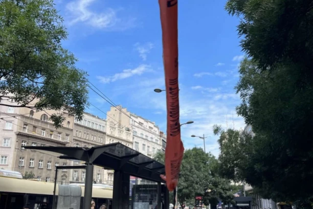 PAŽNJA! OPASNOST U CENTRU GRADA: Strujne žice pale kod autobuskog stajališta!