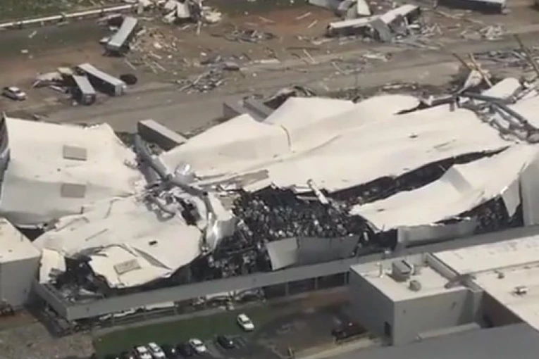 TORNADO UNIŠTIO FAJZEROVU FABRIKU: Krov zgužvan kao papir, šteta totalna, propalo 50.000 paleta injekcija (VIDEO)