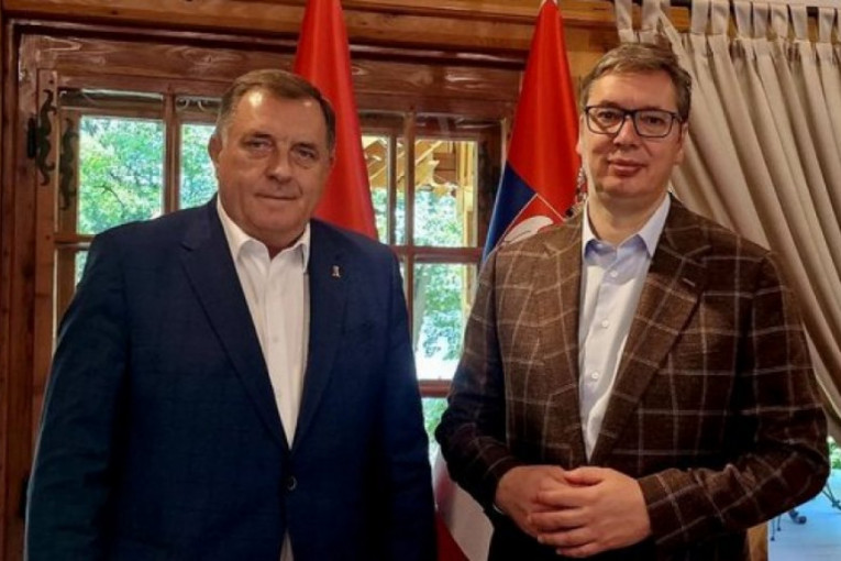 "SVA POMOĆ JE DOŠLA TEK U VUČIĆEVO VREME!" Reči Dodika koje i dalje odzvanjaju u ušima Šolakove mečke Božane!