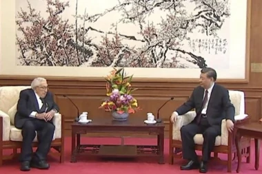 KISINDŽER POD STARE DANE MORAO U PEKING Stogodišnji diplomata došao presedniku Kine na noge, Đinping mu poručio: PONOVO SMO NA RASKRSNICI (VIDEO)