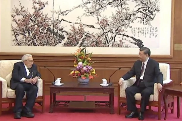 KISINDŽER POD STARE DANE MORAO U PEKING Stogodišnji diplomata došao presedniku Kine na noge, Đinping mu poručio: PONOVO SMO NA RASKRSNICI (VIDEO)