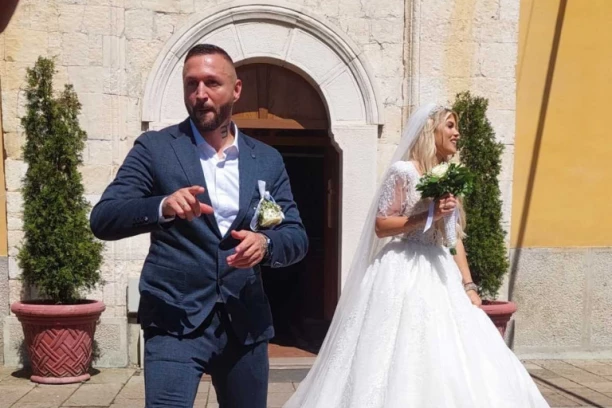 ŠA I VANJA SE VENČALI, PRVI PLES MLADENACA ISPED CRKVE: Pogledajte ekskluzivne snimke iz Kraljeva! (VIDEO)