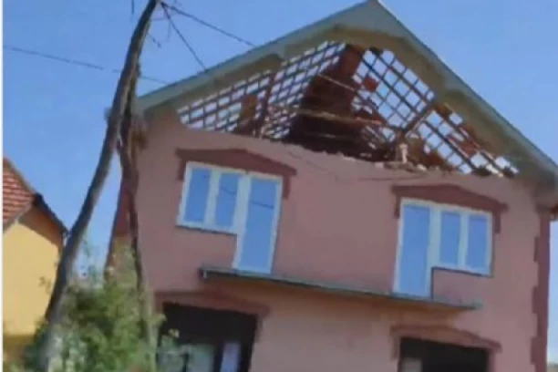 JEZIV SNIMAK! OLUJA TOTALNO DEMOLIRALA PRODAVNICU, KROV LETEO KAO PERO! Haos u Mirijevu i  Malom Mokrom Lugom!(VIDEO)