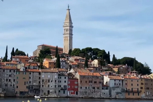 OD CENA SE DIŽE KOSA NA GLAVI Italijanski novinar posetio Rovinj i zaključio: OVO JE NOĆNA MORA - priče da su u Hrvatskoj "poludeli" a da turisti beže su TAČNE