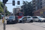 PROŠAO NA ČISTO CRVENO! SVE STALO U VOJVODE STEPE: Put ka Autokomandi potpuno blokiran zbog sudara dva vozila