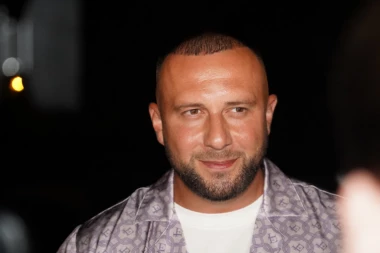 DEVOJKE ODLEPILE ZA SINOM DADA POLUMENTE: Mladi Dorijan raspametio pripadnice lepšeg pola