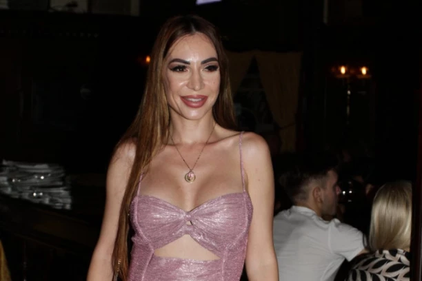 VODITELJKA PINKA NA DEBELOM MINUSU OBJAVILA GOLIŠAVE FOTKE: Pozirala u tangama na bazenu, pokazala čime raspolaže!