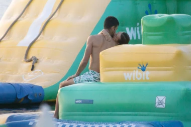 ŠTA TO RADIŠ, NOLE? Srbin STRASNO uhvatio suprugu, Jelena se PREPUSTILA UŽIVANJU! (FOTO)