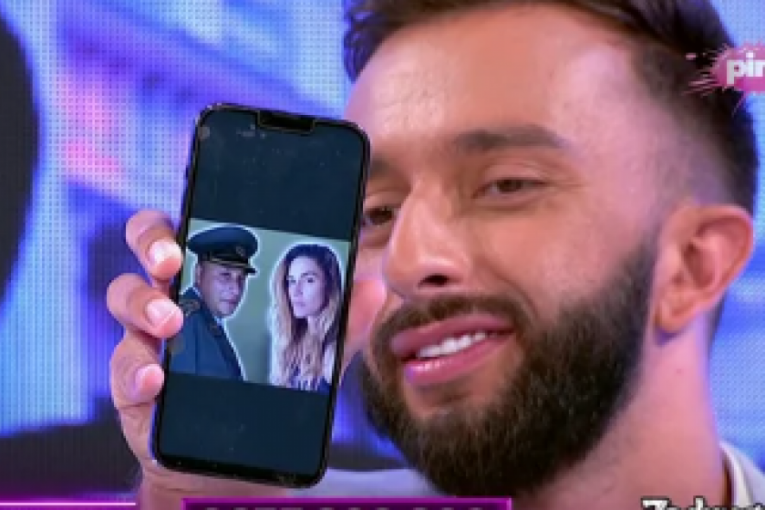 Darko Tanasijević pokazuje fotografiju Ane Ćurčić