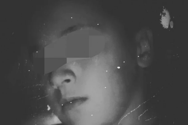 NEUTEŠNA MAJKA GRLI KOVČEG, NE ODVAJA SE OD NJEGA! Potresne scene sa sahrane dečaka nastradalog tokom nevremena u Novom Sadu