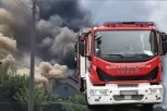 VELIKI POŽAR U DOBANOVCIMA: Zapalila se fabrika - dim kulja na sve strane, vatrogasci na terenu (VIDEO)