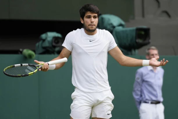 KARLITOS IMA UKUSA! Alkaraz viđen u društvu ČUVENE MANEKENKE: Može da mu bude MAJKA, a njihova fotka "OBORILA" je internet! (FOTO)