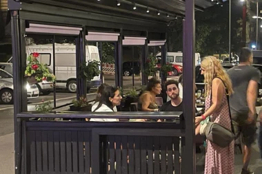 DOK ONI KISNU, MARINIKA VODI ANKETNI ODBOR U KAFIĆU! Evo kako opozicija poštuje svoje pristalice! (FOTO)