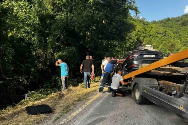POZNAT IDENTITET NASTRADALE BEOGRAĐANKE U JEZIVOJ NESREĆI KOD NOVE VAROŠI: Sedela na mestu suvozača, kada je naletela škoda - oba vozila se survala u reku!