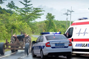 JOŠ JEDNA JEZIVA NESREĆA: Muškarac poginuo kod Bajmoka - naleteo automobilom na traktorsku prikolicu!