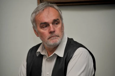 NAŠ GLUMAC ZAROBLJEN U GRČKOJ: Osvanuo hitan apel na mrežama, moli za pomoć! (FOTO)