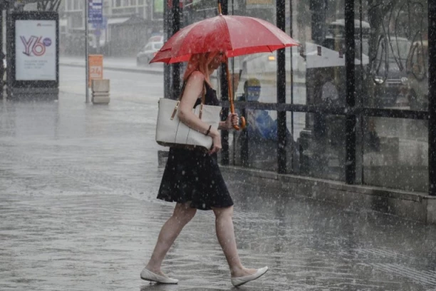 CRNO NAM SE PIŠE! ČAK 3 UPOZORENJA RHMZ! Ovi delovi Srbije na udaru nevremena, a evo i kad stiže još jedan temperaturni pakao